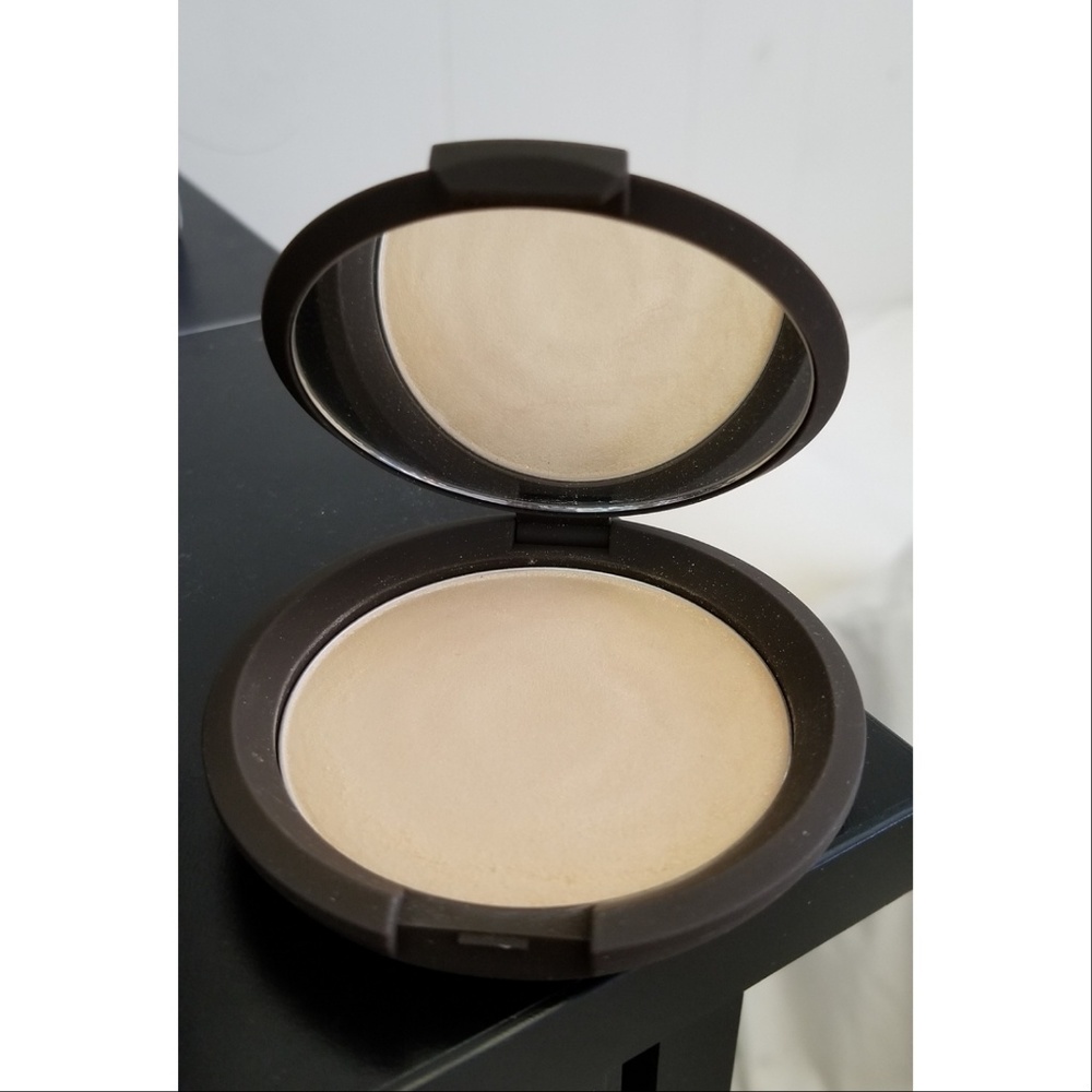 BECCA Skin Perfector Pressed highlighter Moonstone